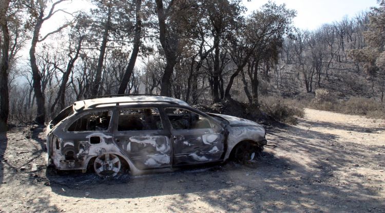 Un cotxe va quedar completament calcinat a l'incendi de les Gavarres. ACN