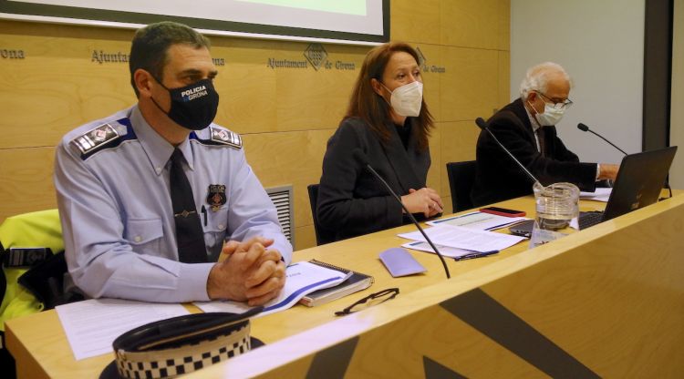 D'esquerra a dreta, el cap de la Policia Municipal, l'intendent Joan Jou; l'alcaldessa de Girona, Marta Madrenas, i el regidor de Seguretat, Eduard Berloso. ACN