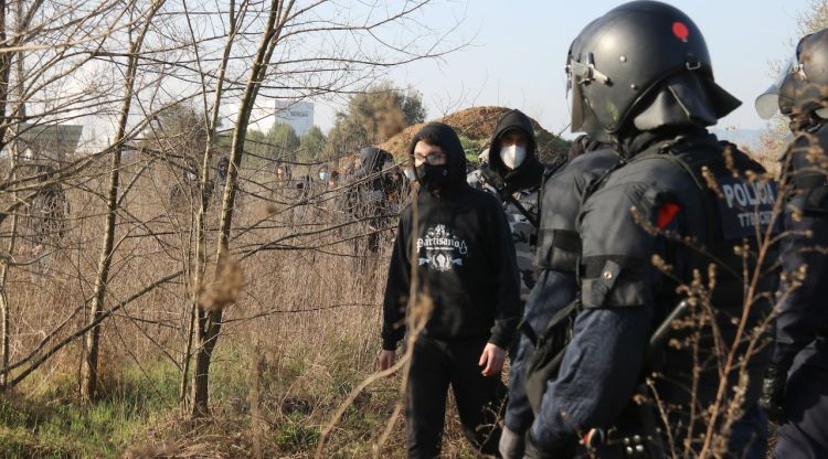 Un dels joves desallotjats de l'autopista pels Mossos d'Esquadra. ACN