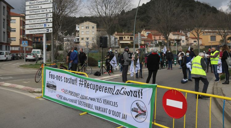 La carretera de la Canya tallada pels veïns de l'Avinguda Sant Jordi d'Olot. ACN