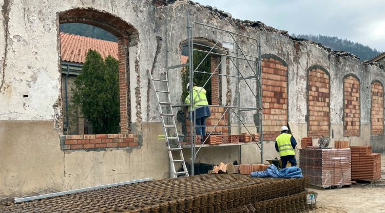 Operaris treballant en la reconstrucció de la nau de Tensión Textil a Ripoll. ACN