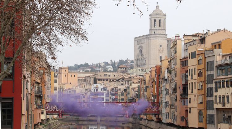El pont de les Peixateries Velles de Girona tenyit de fum lila per commemorar el 8-M. ACN
