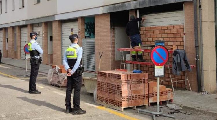 El moment en què la brigada municipal de Figueres tapia els accessos en d'una casa en mal estat