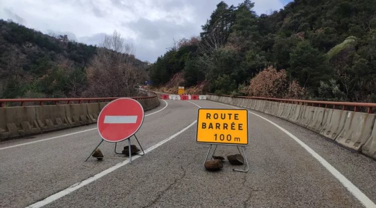 Els blocs de formigó posats al Pont del Riu Major de la GI-503. Col·lectiu per a l\'obertura dels passos fronterers