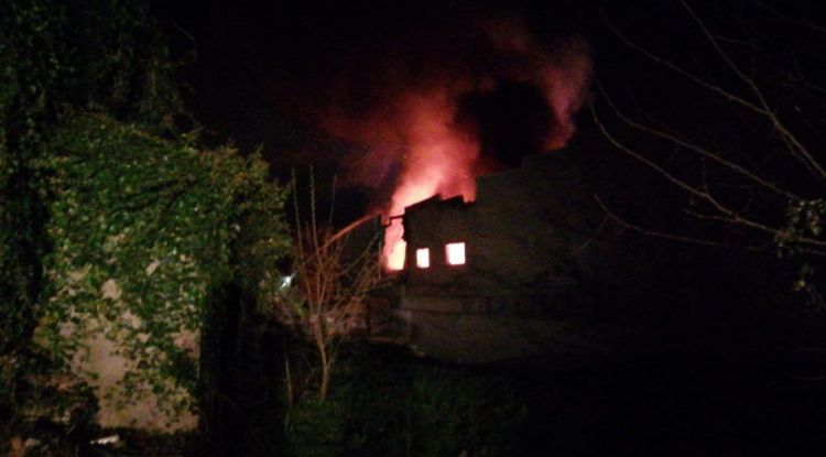 Vista posterior de la façana d'una nau en flames al polígon industrail de Vall-llobrega