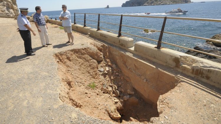 L'alcalde de Torroella de Montgrí, Jordi Cordón, durant la visita al passeig del Molinet © ACN