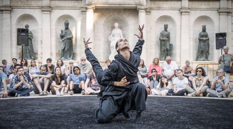 Un moment de l'espectacle 'Orbis' de la companyia Humanshood