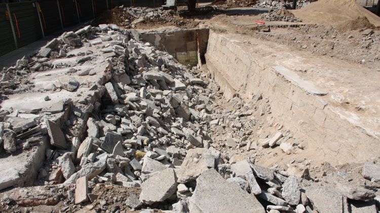 Obres aturades per la troballa del pany de muralla