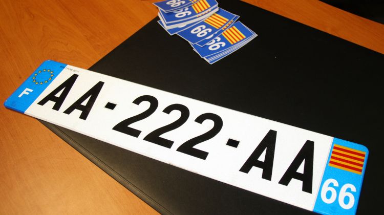 Les plaques per als conductors de la Catalunya del Nord, que es poden comprar a partir d'avui porten la senyera catalana © ACN