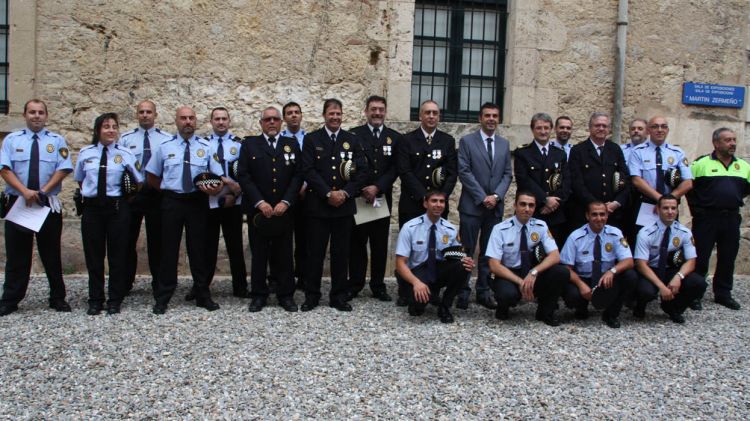 Foto dels agents de la Guàrdia Urbana que han estat condecorats © ACN