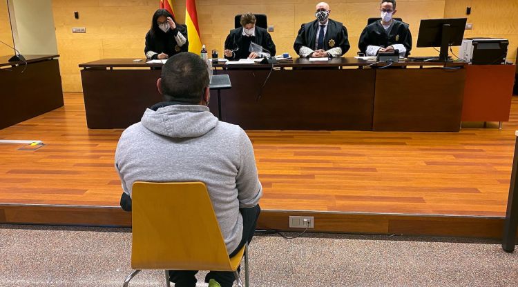 D'esquenes, el veí de Cassà de la Selva condemnat per abusos sexuals. ACN