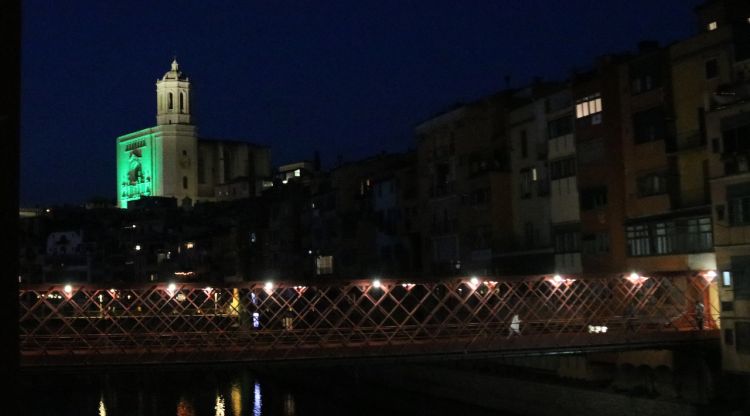 La Catedral de Girona des del Riu Onyar, aquesta nit. ACN