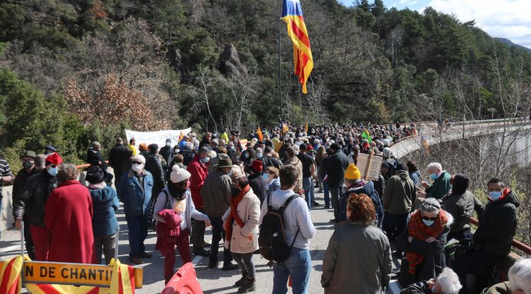 Un moment de la concentració que s'ha fet al pont del Riu Major d'Albanyà, aquest matí. ACN