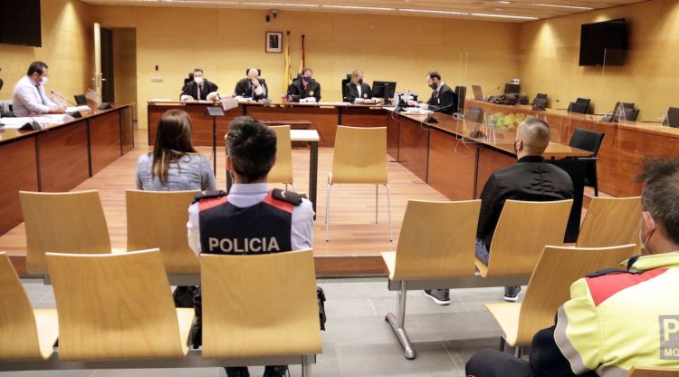 D'esquenes, la parella acusada del robatori a Sant Hilari Sacalm. Foto del judici a l'Audiència de Girona. ACN