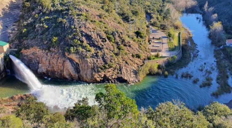 La presa de Darnius Boadella alliberant aigua