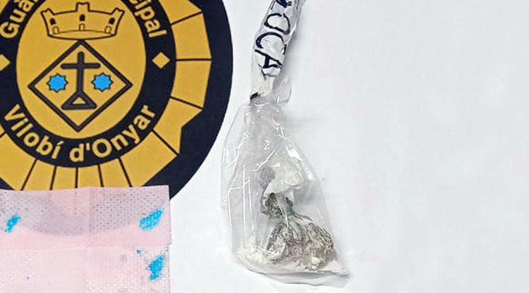 L'embolcall amb la droga que la Guàrdia Municipal de Vilobí d'Onyar va comissar al detingut en el moment d'arrestar-lo