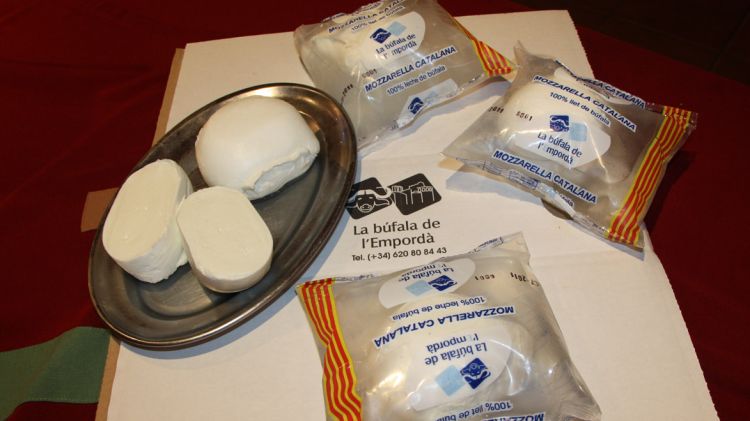 La primera mozzarella 100% catalana que ha sortit de l'Alt Empordà © ACN