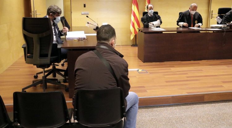 D'esquenes, l'acusat d'agredir sexualment la fillastra de 12 anys a Calonge i amenaçar-la amb un cúter. ACN