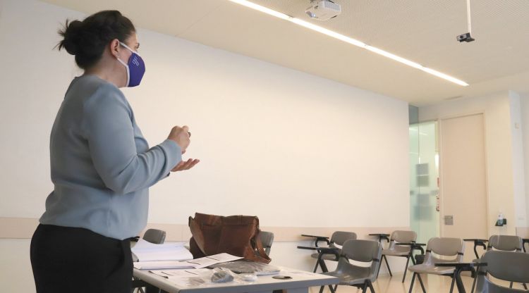 Una professora de la UdG fent classe virtual en una aula buida. ACN