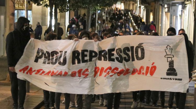 La capçalera de la manifestació al carrer Santa Clara amb la pancarta en contra de la "repressió". ACN