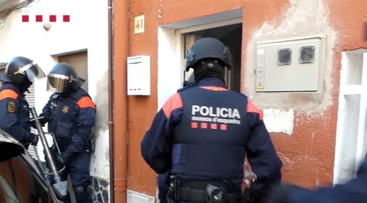 Agents dels Mossos d'Esquadra durant un operatiu (arxiu)