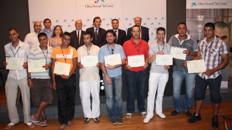 Alguns dels presos que han fet els cursos, aquest matí al CaixaForum, on han rebut un diploma © ACN