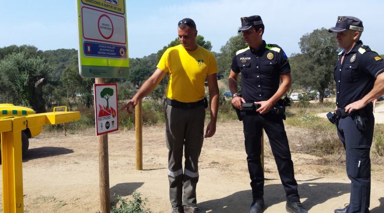 Dos agents de la policia amb un operari a l'espai natural