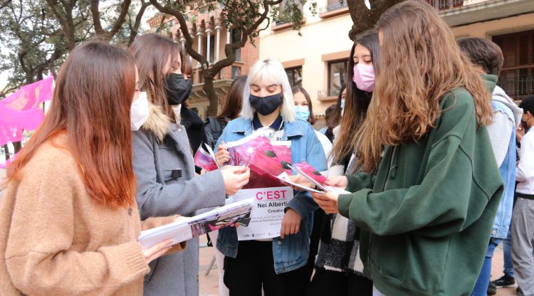 Algunes de les alumnes de batxillerat artístic de Sant Feliu de Guíxols amb els cartells que han ideat. ACN
