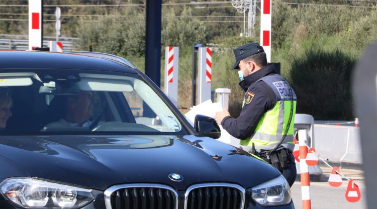Un agent de la policia espanyola demanant el document que acrediti una PCR negativa a un ciutadà francès. ACN