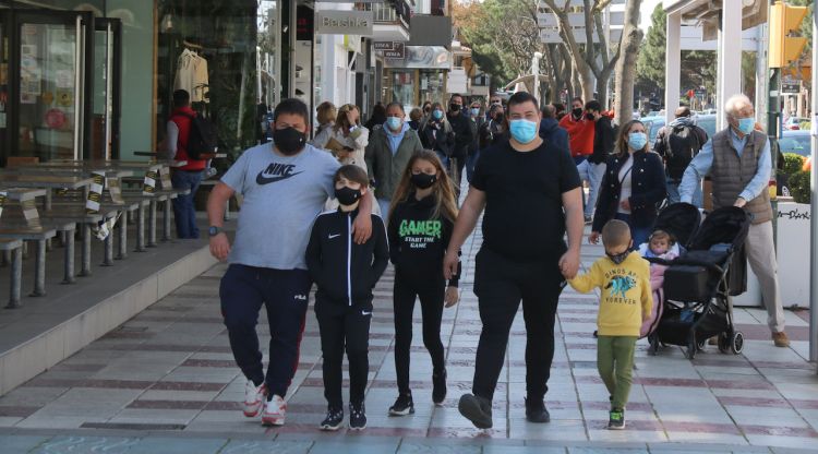 Un grup de persones passejant per Platja d'Aro aquest cap de setmana. ACN