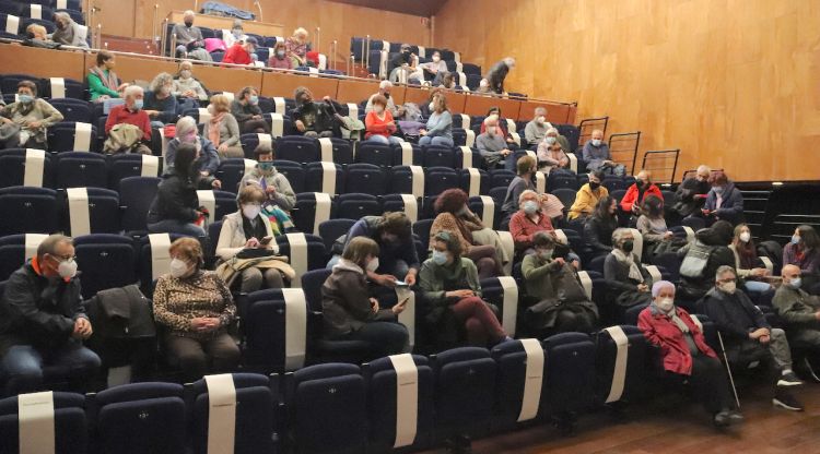 El pati de butaques de l'auditori de l'Ateneu de Banyoles pràcticament ple minuts abans de la tercera sessió del cicle Gaudí. ACN