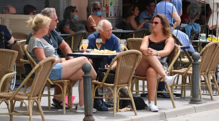 Un grup de persones prenen una cervesa en una terrassa de Palamós (arxiu). ACN