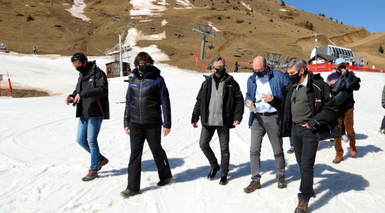 Les autoritats vistant l'estació de Boí Taüll, aquest matí. ACN