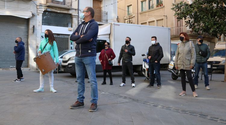Un grup d'agents protestant davant de l'Ajuntament (arxiu). ACN