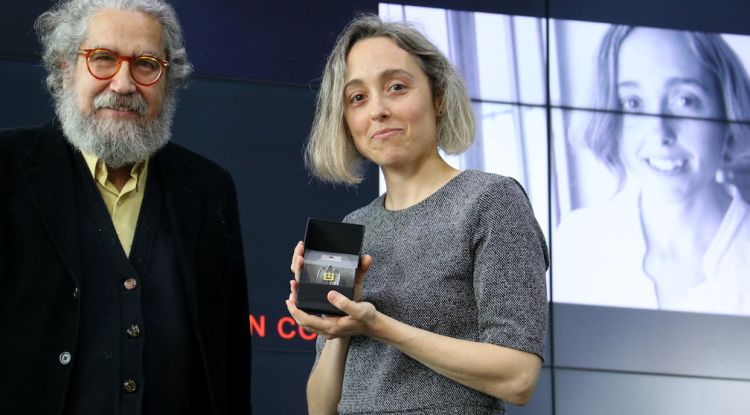 Íngrid Guardiola rebent la serreta d'or del Premi Crítica Serra d’Or d'Assaig 2019 per l'obra 'L’ull i la navalla' el 2019. ACN