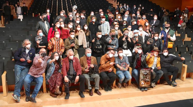 Tots els guardonats en els Premis Enderrock de 2021 al pati de butaques de l'Auditori de Girona. ACN