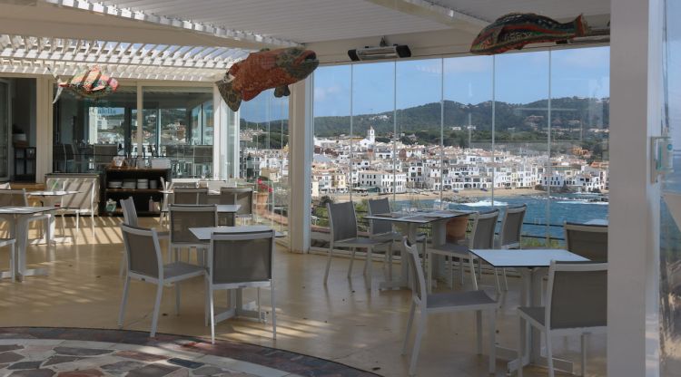 La terrassa d'un restaurant, completament buida avui a Calella de Palafrugell. ACN