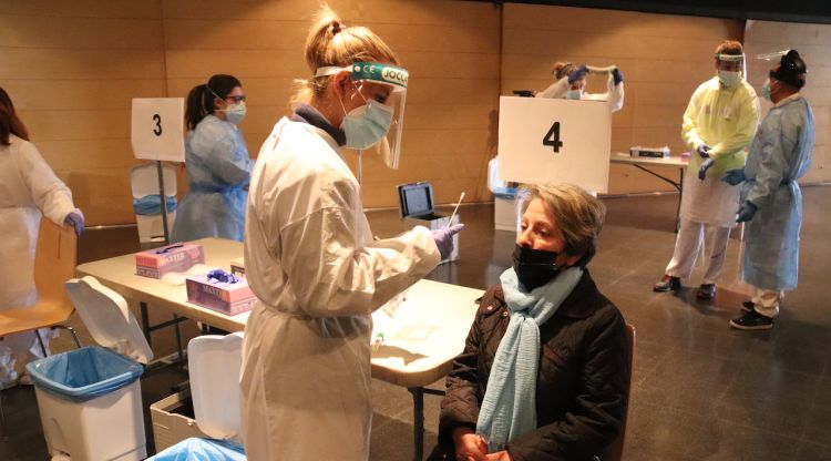 Una sanitària practicant una PCR en el cribratge massiu d'Olot. ACN