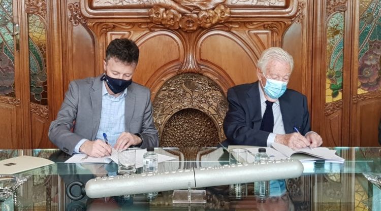 La signatura de l'acord entre l'alcalde de l'Escala, Víctor Puga, i el president de la Fundació Vila Casas, Antoni Vila Casas