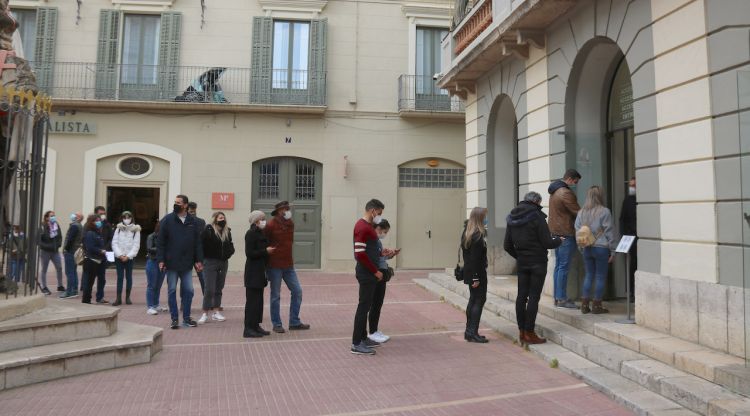 Una cua formada a l'entrada del Museu Dalí el passat març. ACN