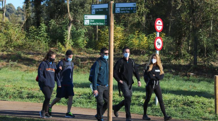 Un grup de visitants a la Fageda d'en Jordà (arxiu). ACN