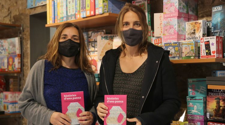L'Eva Gasull i la Maite Marcó amb el llibre 'Històries d'una panxa'. ACN