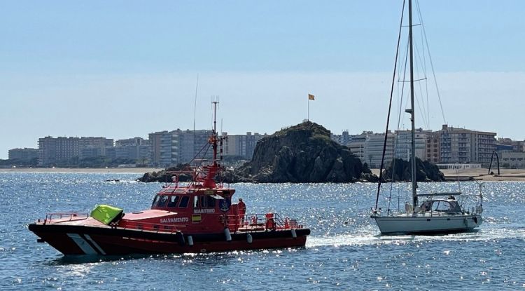 Salvament Marítim remolcant l'embarcació averiada