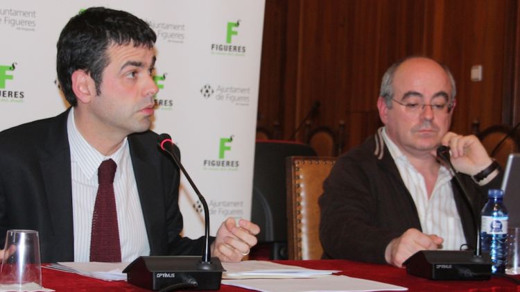 (D'esquerra a dreta) L'alcalde Santi Vila i el cap del Departament d'estadística, Miquel Planas, durant la presentació de les dades del padró © ACN