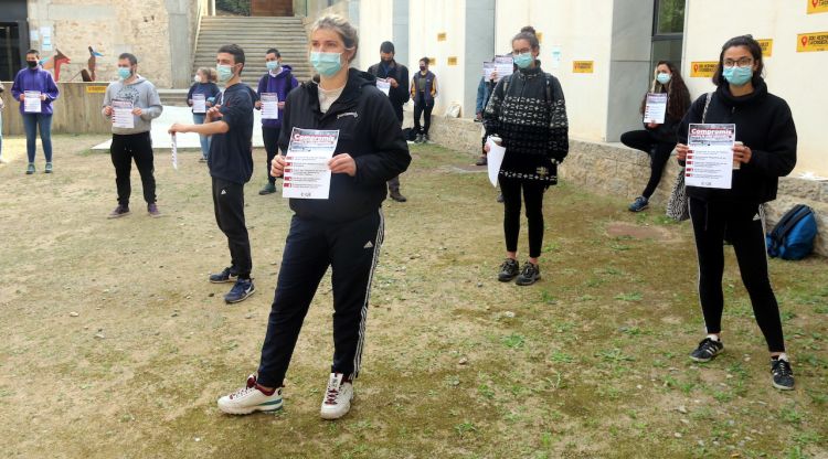 Els estudiants de la UdG al pati del rectorat, amb els cartells reclamant que se signi el compromís contra la crisi educativa. ACN