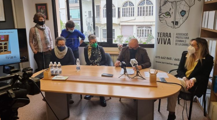 Moment de la roda de premsa que s'ha fet per denúncia la situació de la protectora de la Garrotxa