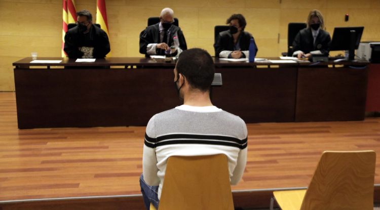 D'esquenes, l'acusat que va obligar una noia "en estat de semiinconsciència" a fer-li una fel·lació. ACN