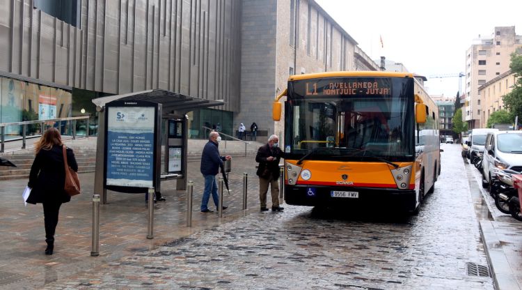 Un autobús urbà a la parada que hi ha davant la Delegació del Govern. ACN
