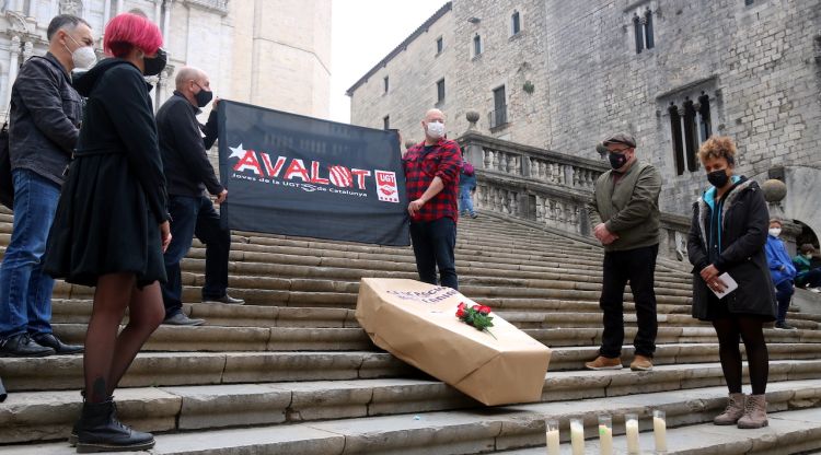 L'enterrament simbòlic que l'Avalot-Joves de la UGT ha fet a les escales de la Catedral de Girona per denunciar l'increment de l'atur juvenil. ACN