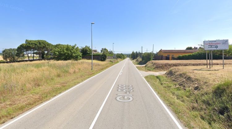 La GI-555 al seu pas per Sils